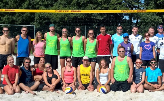 Die Teilnehmer des Beachvolleyball Quattro Mixed Turniers am 12.09.2015