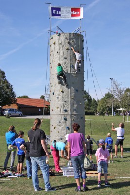 Viel Spass hatten die Kinder am 8 Meter hohen Kletterturm.