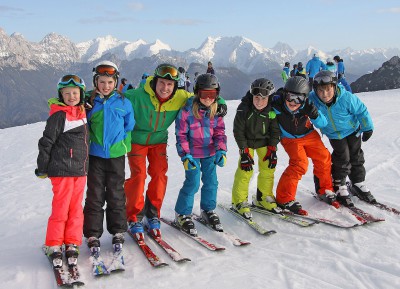 Sonntagswetter für die Veldener Ski- und Snowboard-Kursteilnehmer: Skilehrer Passi Schreiber legte mit den Kids der Renngruppe eine schneidige Spur in den Schnee
