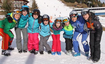 Sonntagswetter für die Veldener Ski- und Snowboard-Kursteilnehmer in Lofer: Skilehrerinnen Marlies Maier und Meli Hinterberger legte mit den Kids der Fortgeschrittenen-Gruppe eine schneidige Spur in den Schnee 