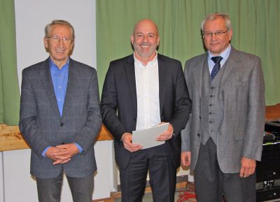 Seit vielen Jahren zählt Helmut Egert zu den tragenden Stützen des TSV Velden. Ehrenamtsbeauftragter Alfons Zierer würdigte sein außergewöhnliches Engagement in der Jahresabschlussfeier. 
