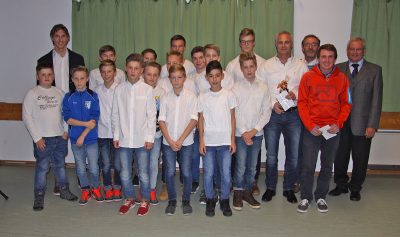 Die erfolgreichen D-Jugend-Kickern der Spielgemeinschaft TSV Velden/FC Eberspoint/SV Neufraunhofen mit den Trainern David Bauer, David Föckersperger und Gere Langmeier. Rechts im Bild: Bergfreunde-Spartenleiter Sepp Lurz mit „Sportler des Jahres“ Pascal Schreiber und TSV-Vorstand Martin Schuster.