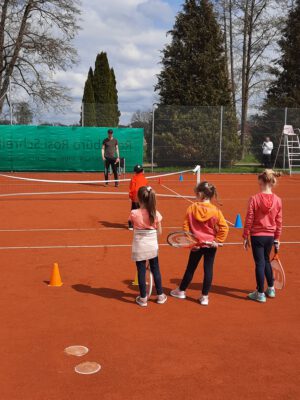 Das Foto zeigt Kinder beim Schnuppertraining mit dem Trainer Kilian Bogner.