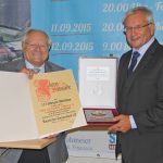 Josef Roth, Vizepräsident des bayerischen Turnerbundes überreicht Vorsitzendem Martin Schuster eine Auszeichnung des Turnerbundes. Festabend TSV Velden - Überreichung der Auszeichnung des Turnerbundes