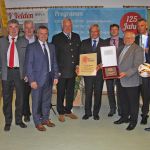 Geballte Kompetenz aus Politik und Sportfunktionären: Sabine Hofmann, Bürgermeister Ludwig Greimel, BLSV-Kreisvorsitzender Hans Pongratz, Schirmherr Landrat Peter Dreier, BLSV-Bezirksvorsitzender Udo Egleder, TSV-Vorsitzender Martin Schuster, Turngau-Vorsitzender Stefan Heilmeier, Vizepräsident des Bayerischen Turnerbundes Josef Roth, 2. TSV-Vorstand Eduard Veitz, MdB Florian Ossner. Festabend TSV Velden