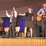 Die Volksmusikscharfschützen der Couplet AG verstanden es perfekt, so manche gesellschaftliche und politische bayerische Eigenheit zu derblecken.