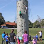 Viel Spass hatten die Kinder am 8 Meter hohen Kletterturm.