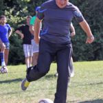 Bürgermeister Ludwig Greimel mit ausgefeilter Schusstechnik beim Speedsoccer-Bewerb
