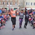 Unter dem Applaus der Zuschauer ging es über den Marktberg zum Ziel vor dem Alten Rathaus.