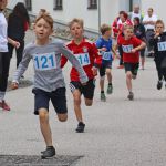 Nepomuk Oberender (TSV Velden) lief mit knappem Vorsprung als Sieger des Bambinilaufs ins Ziel