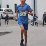 Jonas Wölfl (TSV Vilslern) lief mit 5.52 Min. als Sieger im Kinderlauf über die Ziellinie.