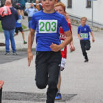 Jonah Rusch durfte sich als 5000. Läufer in der 30-jährigen Marktlaufgeschicht über einen Sonderpreis freuen.